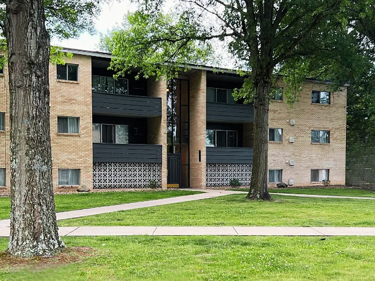 Seven Oaks Apartments — Photo 20