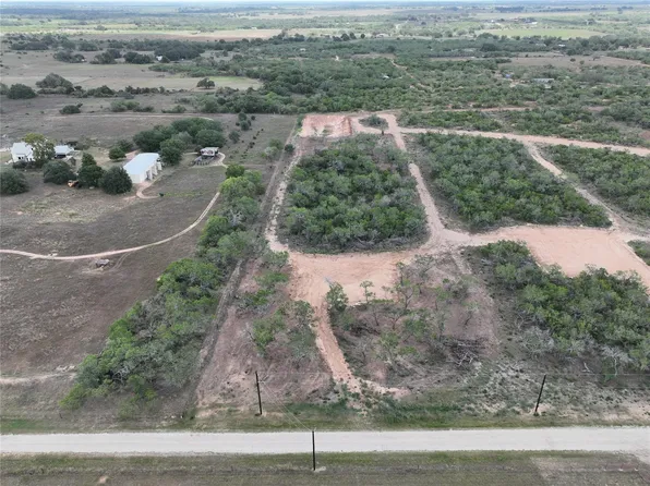 2105 County Road 124, Floresville, TX 78114