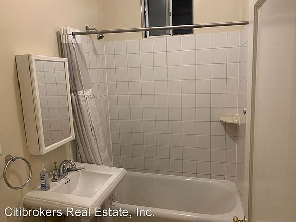 5th image of 3460 Sacramento St #4