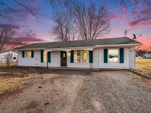 518 N Franklin St, Mentone, IN 46539