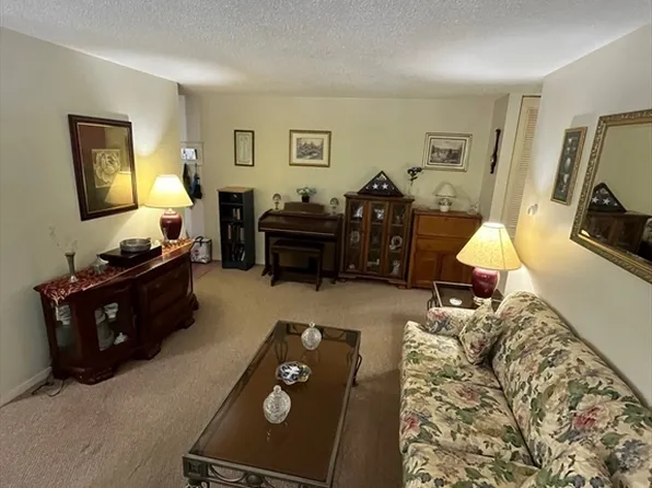 226 Regency Park Dr Unit 226, Agawam, MA 01001