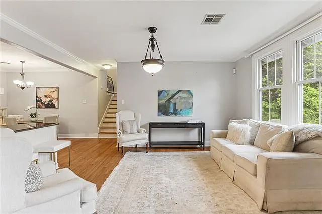 3 bed, 2.0 bath, 2100 sqft, $3,200 — Photo 4