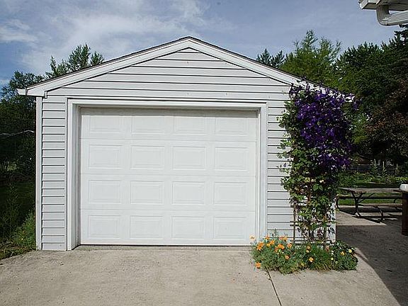 3rd image of 1441 Argyle Cres