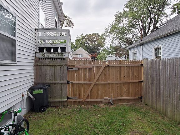 4th image of 527 Jefferson Ave