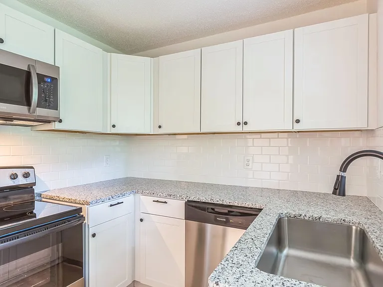 Sunset Rock Apartments — Photo 25