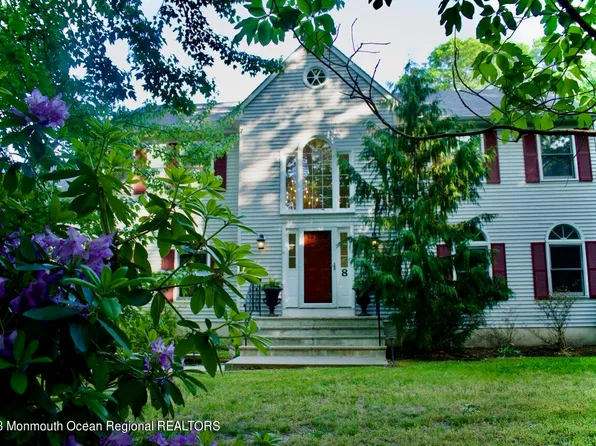 8 Golden Way, Farmingdale, NJ 07727