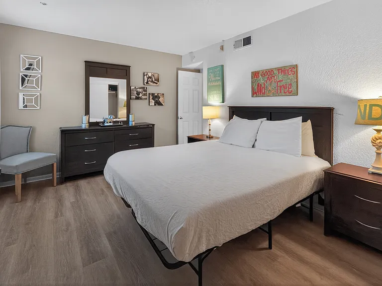 Bedroom Two / Queen Bed