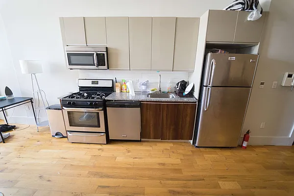 Rented by Manhattan Management LLC | media 34