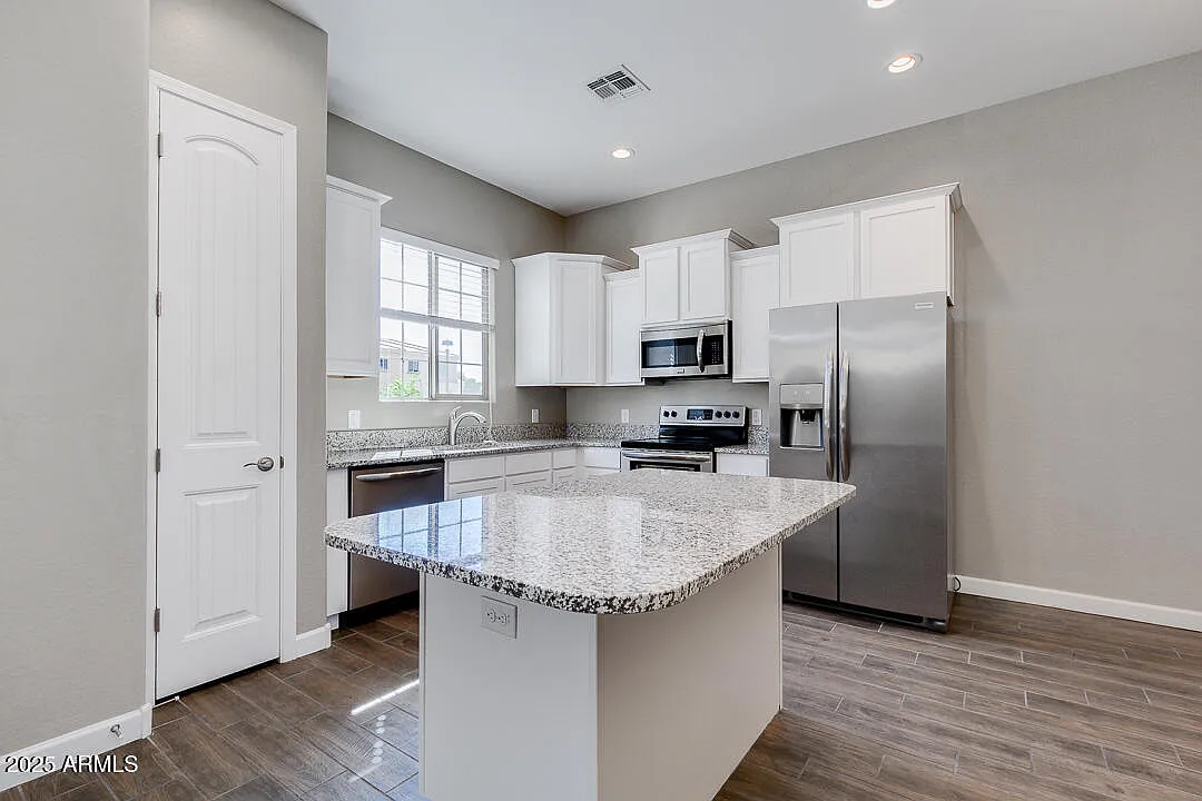 3 bed, 2.5 bath, 1550 sqft, $2,200 — Photo 1
