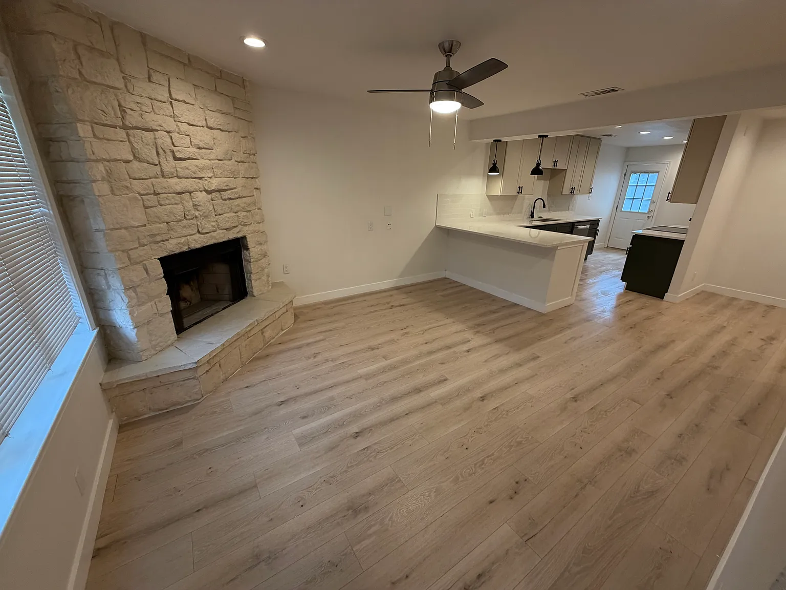 3 bed, 1332 sqft, $2,400 — Photo 4