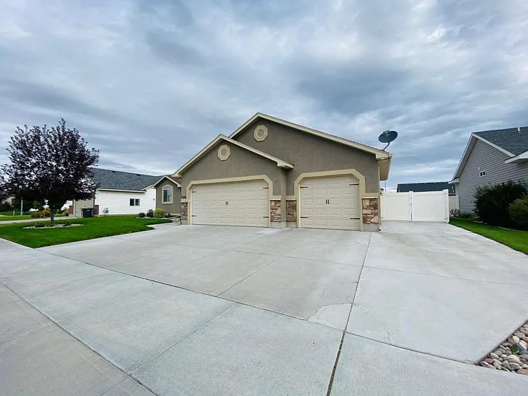 708 Emma Ct — Photo 2
