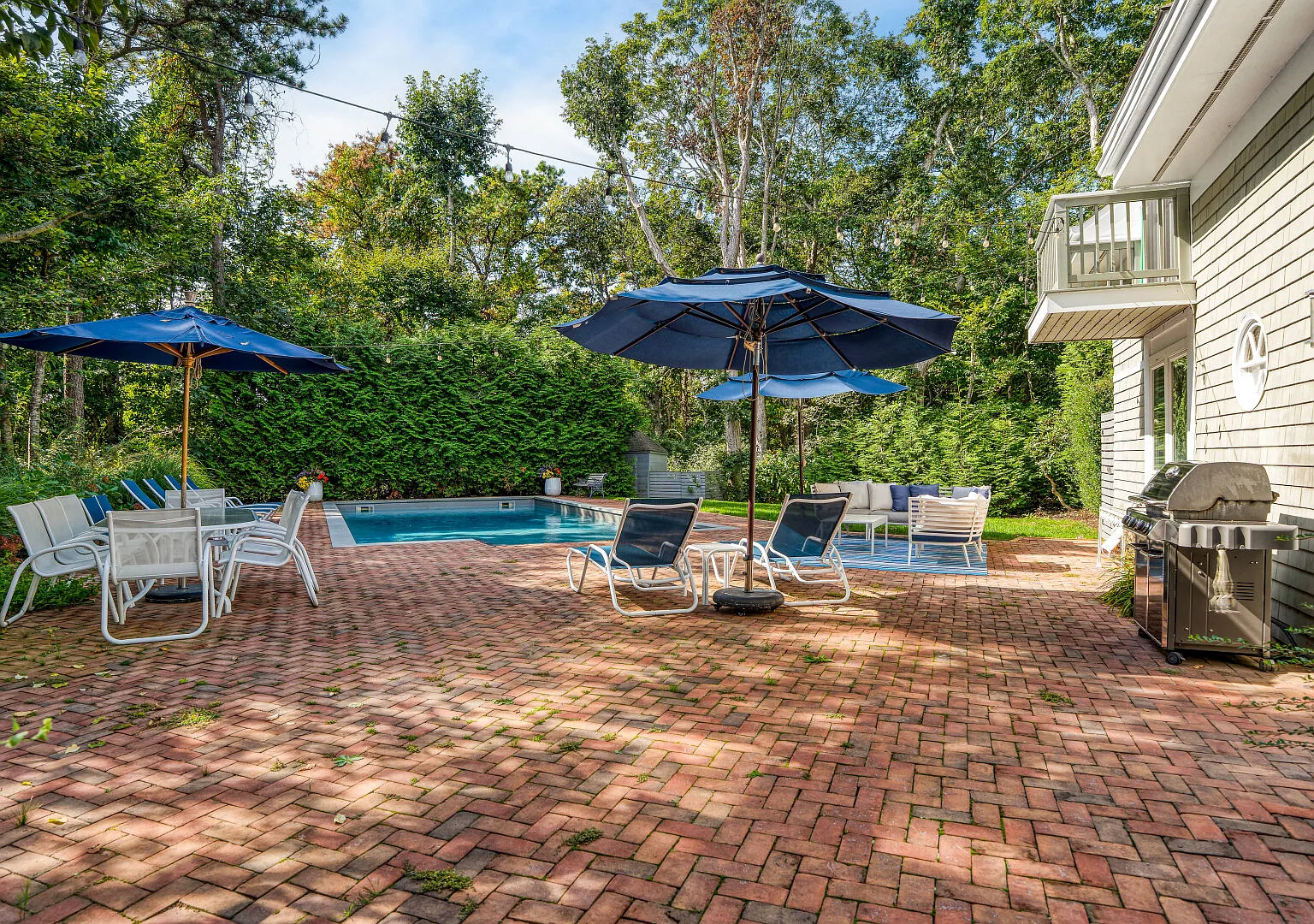 Beautiful Entertaining Areas, Easy Access to East Hampton Village — Photo 3