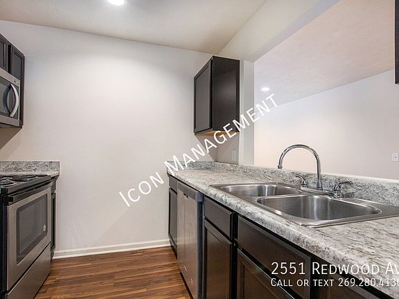 5th image of 2551 Redwood Ave