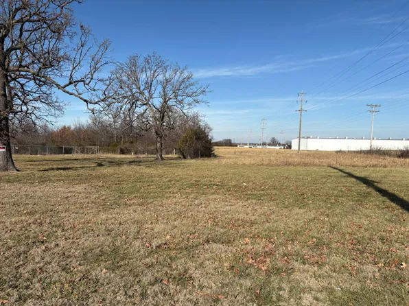 1005 Millcreek Rd, Lebanon, MO 65536