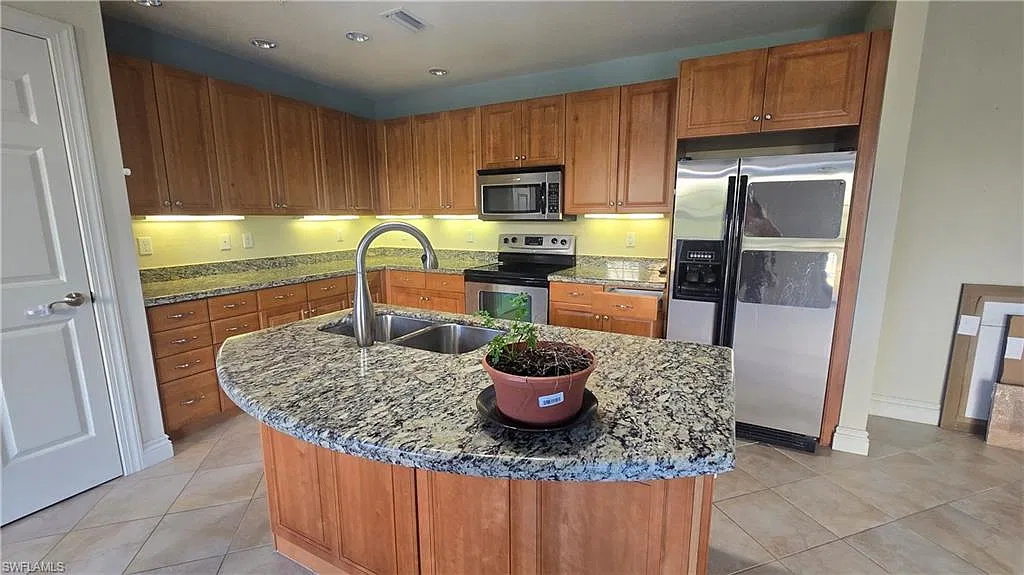 5076 Annunciation Cir — Photo 4