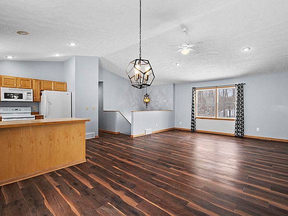 3rd image of 852 Eden St