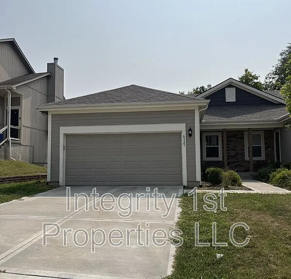 6323 NE 44th St — Photo 1