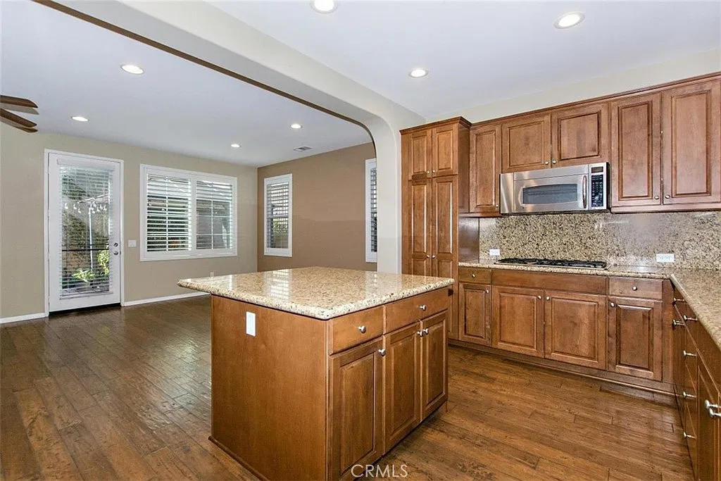 4 bed, 1949 sqft, $4,980 — Photo 2