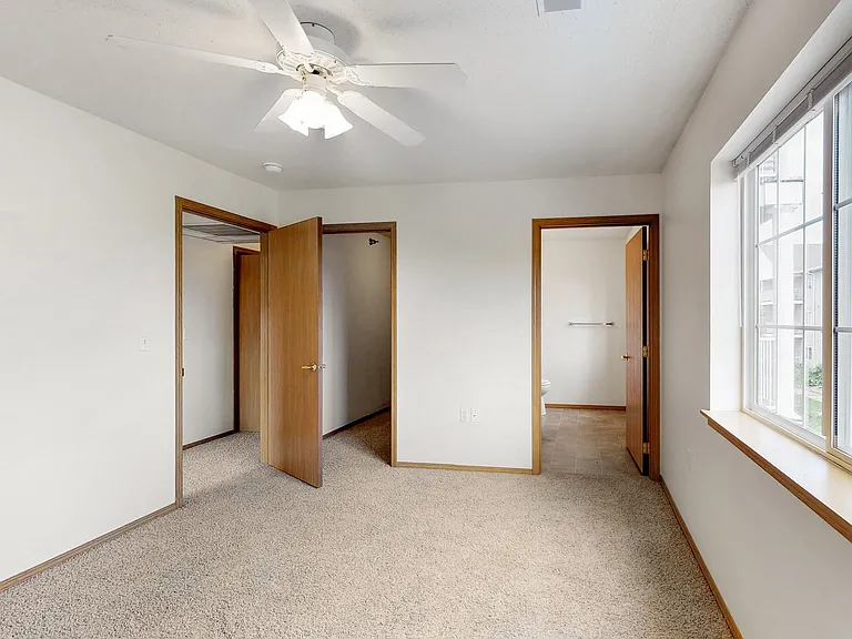 Platinum Valley Apartments — Photo 55