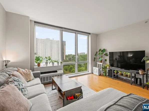 600 12th St APT 608, Palisades Park, NJ 07650