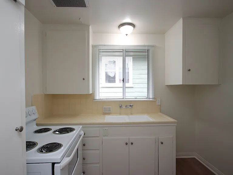 700 E Villa St #C — Photo 7