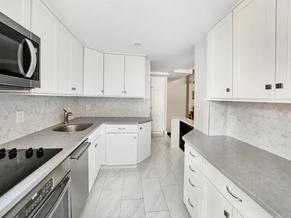 2 Tudor City Place image 4 of 13