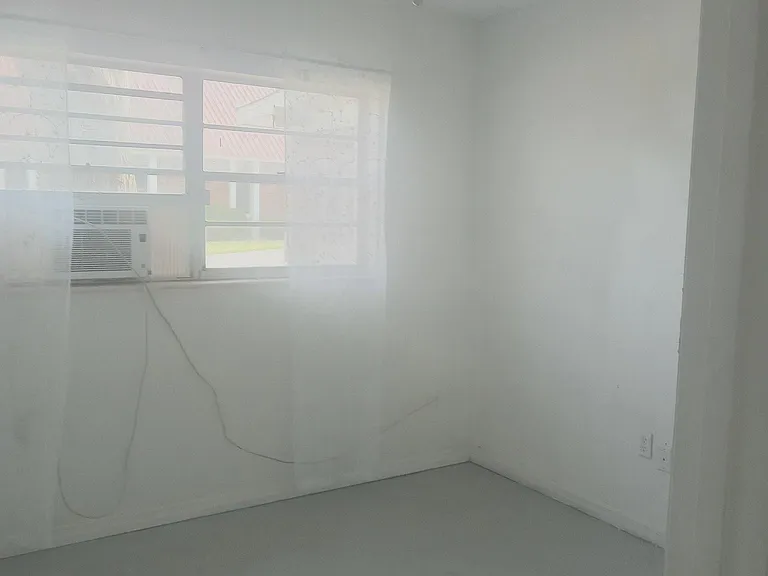 300 Joe Hilton St — Photo 9