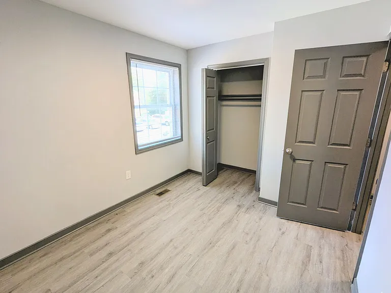 LIV Lakeview — Photo 8