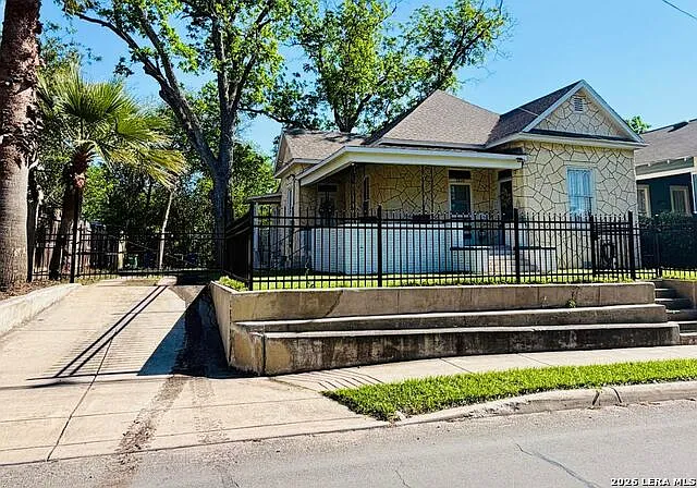 1820 E Houston St — Photo 17