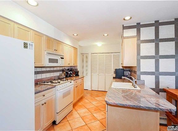 3rd image of 28 Oakmont Ln