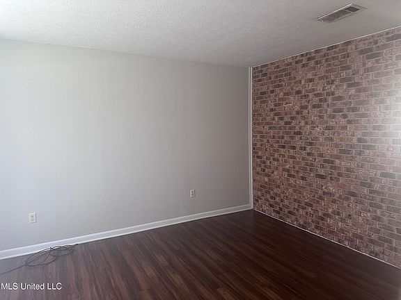 3rd image of 2449 Northbrook Dr