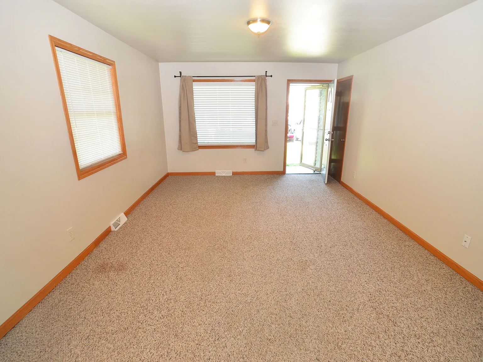 2 bed, 1000 sqft, $1,550 — Photo 3