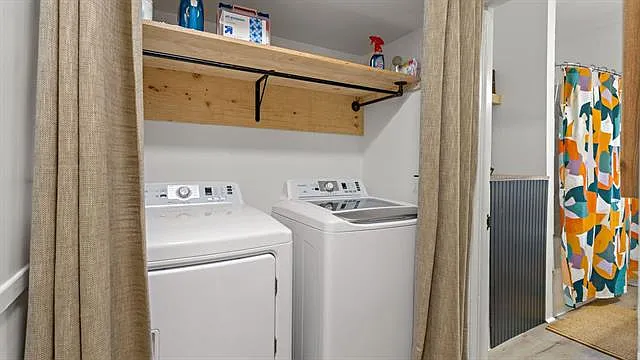 210 S Oak St — Photo 16