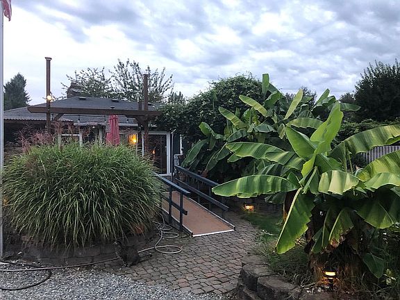back walkway to deck 