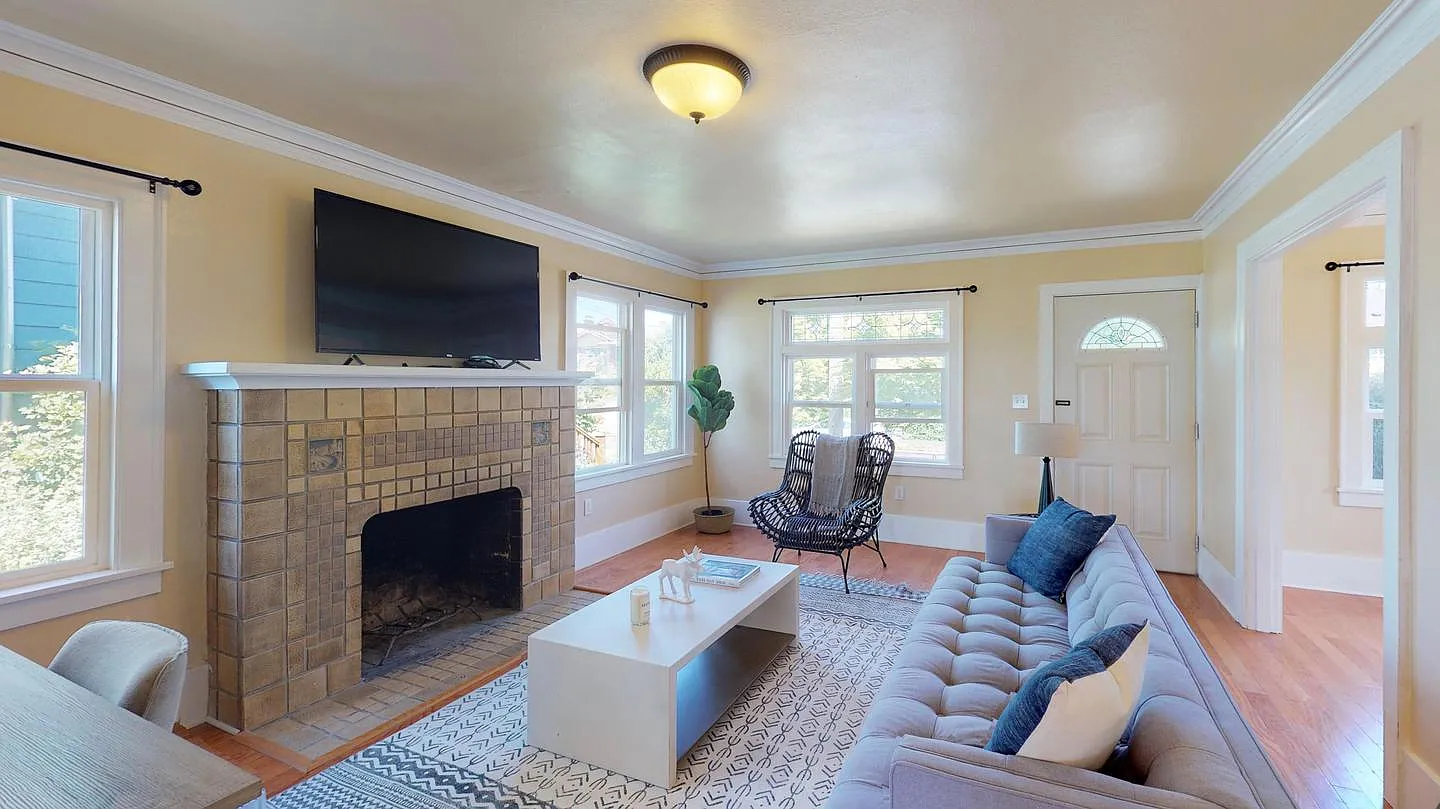 Private Room in Spacious Beacon Craftsman with Luscious Backyard — Photo 1