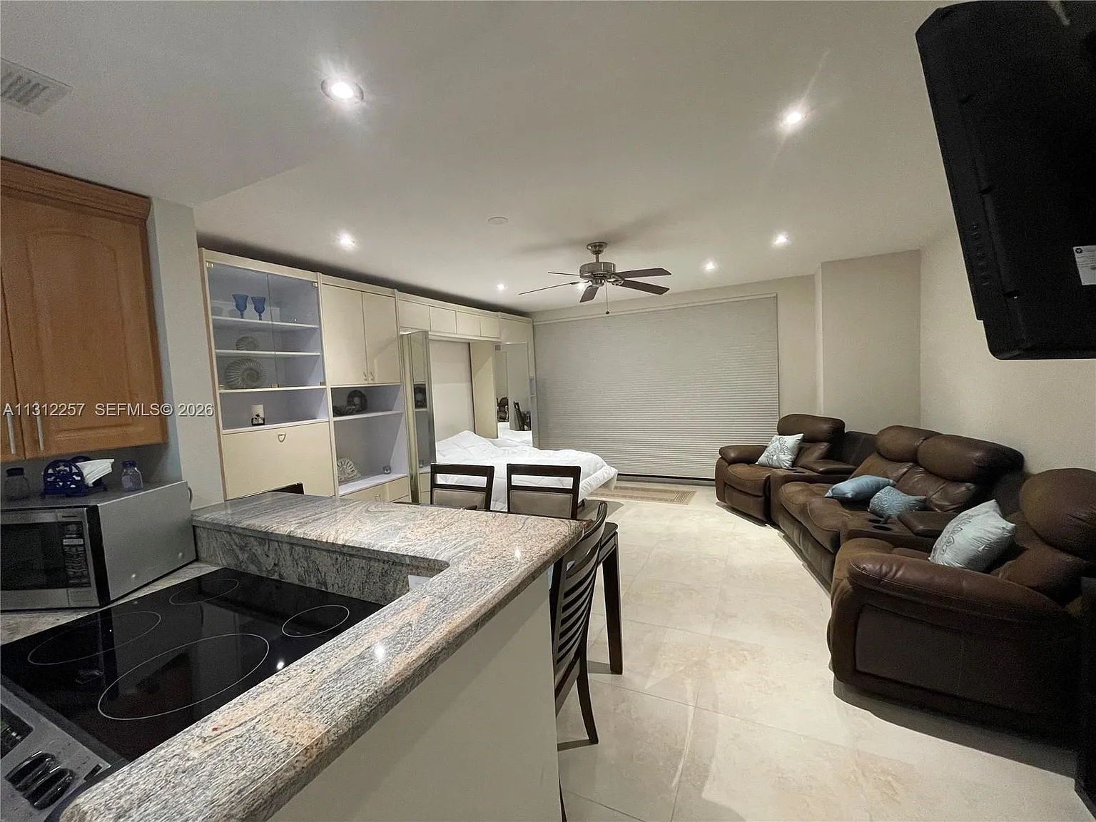 Alexander Towers Condo — Photo 2