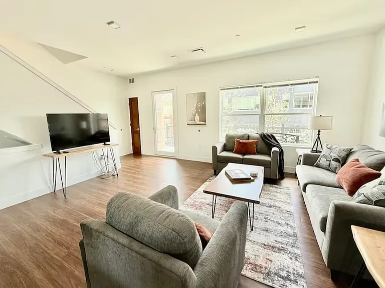 727 Front St — Photo 3
