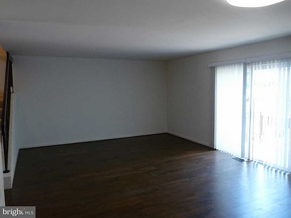 5th image of 3170 Readsborough Ct