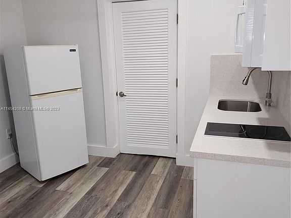 4th image of 3530-3530 SW 87th Ave #A