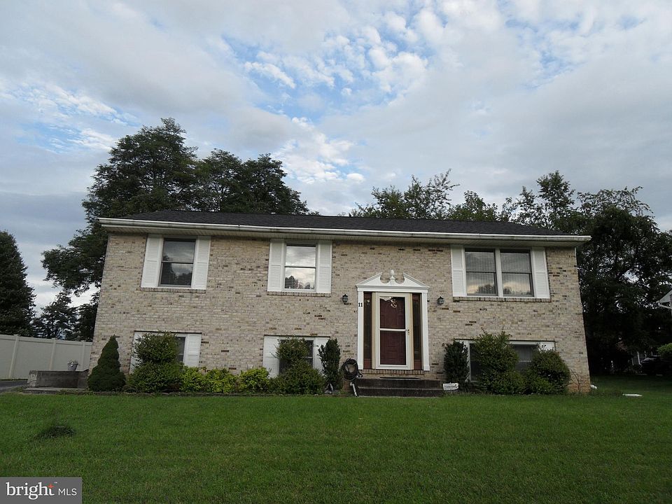 2nd image of 11 Jameson Ln
