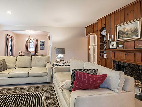 5th image of 902 Oakmont Ave