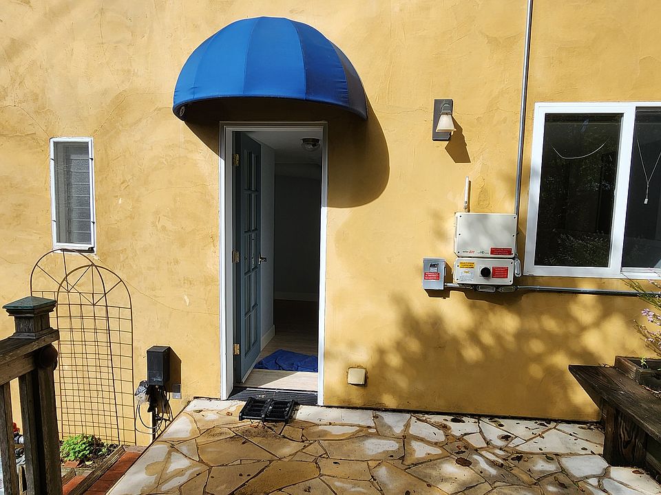 Entrance to In-law with canopy to protect from rain