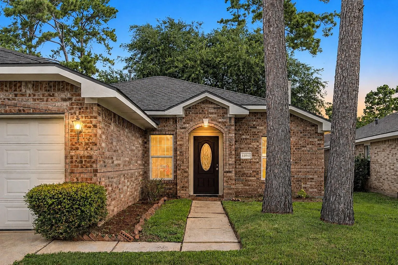 3 bed, 2.0 bath, 1356 sqft, $2,100 — Photo 1