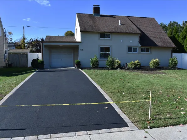 55 Acre Ln, Hicksville, NY 11801