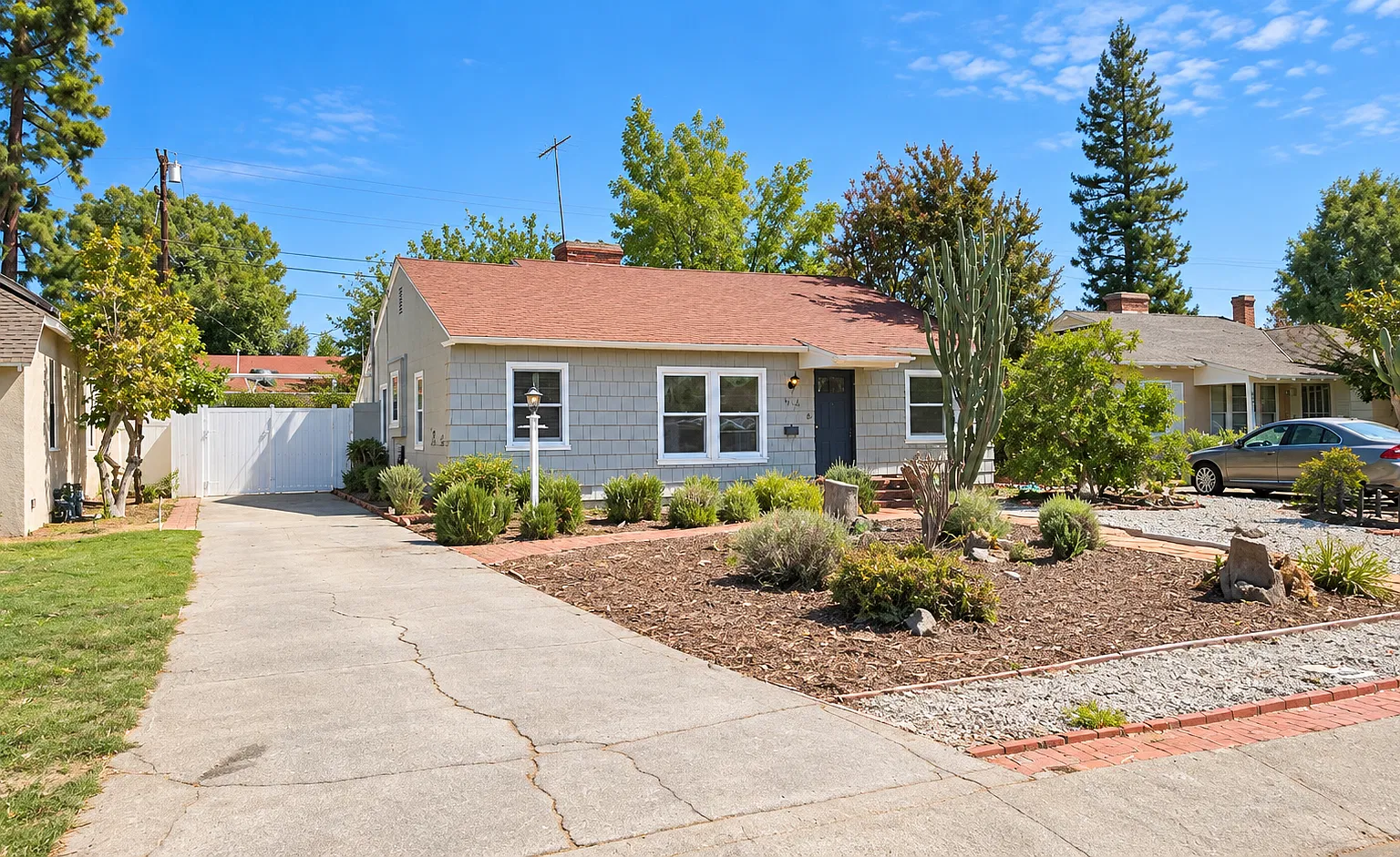 3 bed, 1.5 bath, 1400 sqft, $4,545 — Photo 2