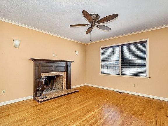 4th image of 172 Laurent Cir