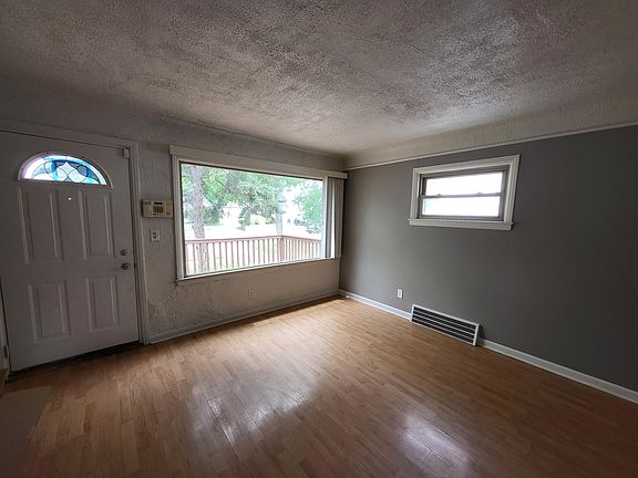 3rd image of 22820 Teppert Ave