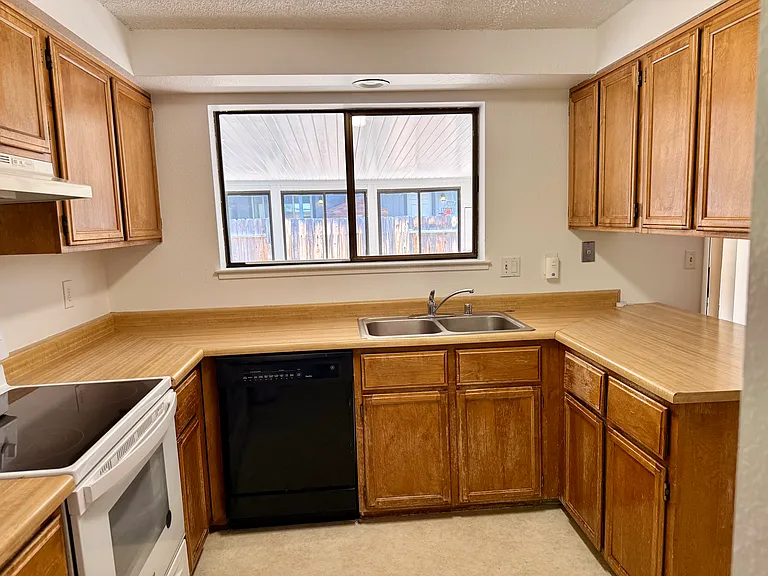 525 E Gault Way — Photo 3