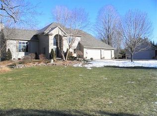 W8678 Hillview Rd, Hortonville, WI 54944