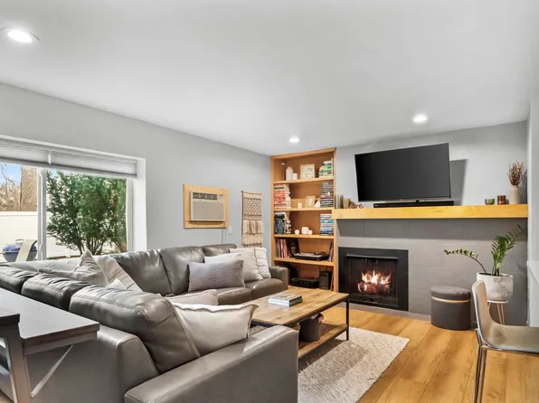 1014 Spaight St APT 9, Madison, WI 53703